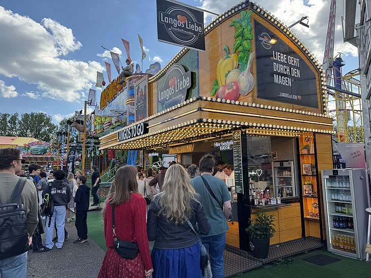 Diebold Super Skooter und Langos Liebe auf der Maidult Regensburg 2024 (©Foto: Martin Schmitz)